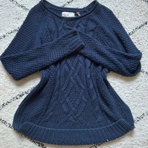 Mörkblå stickad💕 - As fin blå kofta som är perfekt till ett lite kallare väder, den är i storlek M men skulle nog även kunna passa L för den är rätt så lång. Jag har nästan aldrig använt den men den är köpt second hand.❤️