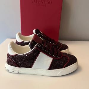 Valentino Flycrew - Tjena, säljer nu mina Valentino Flycrew. Dom är i nyskick utan skador alla nitar kvar. Box tillkommer. Hör av er vid frågor inga byten 