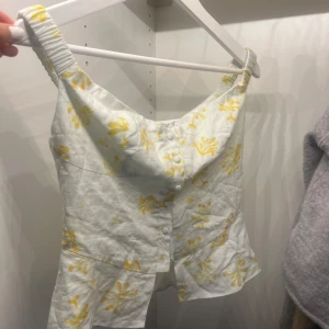 Vit och gul blommig linnetopp - Jättesöt linnetopp 