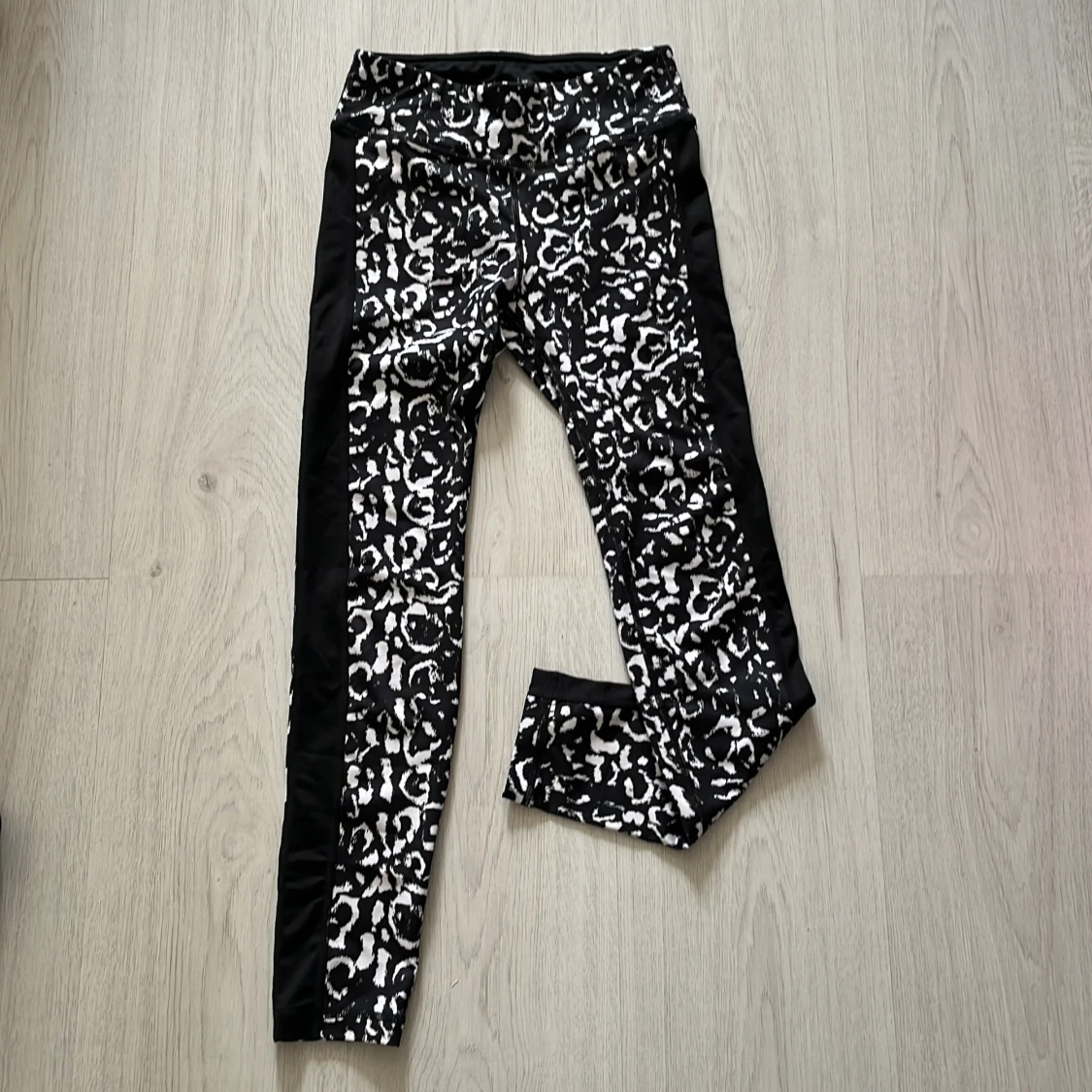 Två par svarta träningstights från SOC med mönster - 2