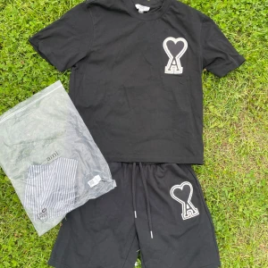 Svart set från AMI Paris  - Svarta shorts från AMI med en stor broderad hjärtlogga på ena benet och snörning i midjan. Tillsammans med en svart AMI t-shirt. Perfekta för sommaren och har en bra passform.  Går även att köpa separat, Kolla in profilen!🤩