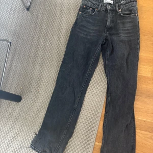 Svarta raka jeans från Zara - Jeans från Zara med slits i slutet av benet