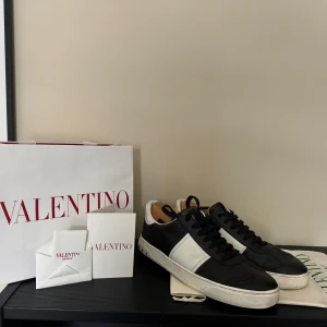 Valentino flycrew  - Säljer ett par Valentino flycrew skick 9/10. Skorna är i ett mycket gott skick och är perfekta nu till sommaren. Obs endast dustbag+kort tillkommer.  Storlek 41 men passar även 42. Hör av dig om du är intresserad😃
