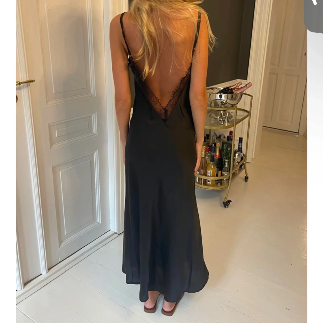 Svart långklänning med spetsdetalj - 1