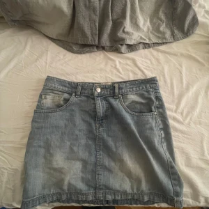 Ljusblå jeanskjol  - Snygg ljusblå jeanskjol köpt secound hand!! 