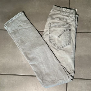 Dondup George Jeans - Säljer nu mina svin snygga gråa dondup george!! Använd men inga defekter, köpt för 4000kr Storlek 33. Hör av dig vid fundering!🦾🤝