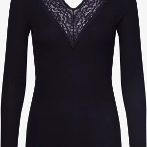 Gina Tricot, lace top  - Säljer denna tröja ifrån Gina Tricot, i storlek Xs! Köpte för 300 men säljer för 120, nästan aldrig använd ❤️ jätte bra skick 