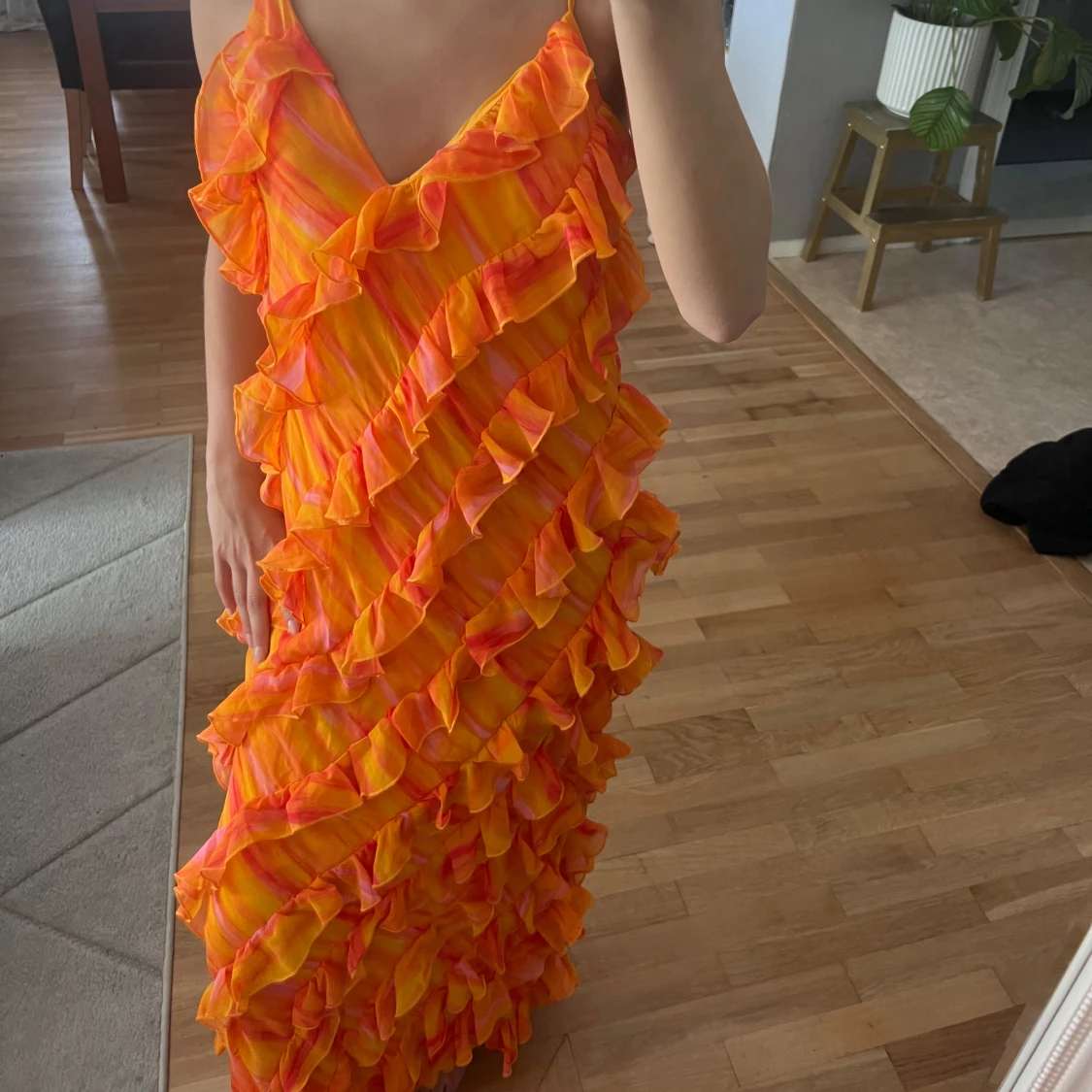 Färgglad långklänning med volanger - 1