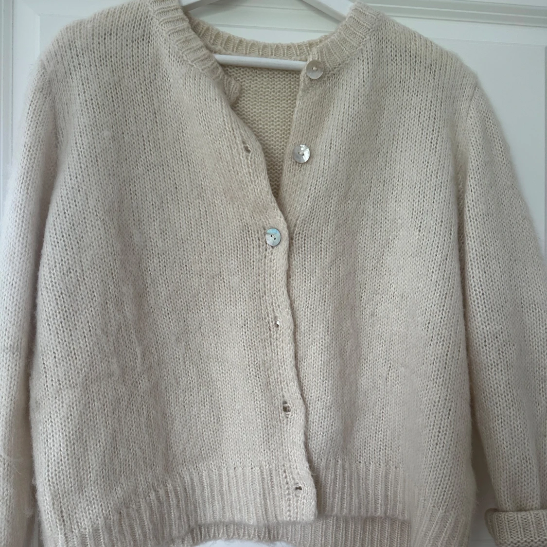 Beige/vit stickad kofta med knappar - 1