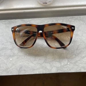 Ray-Ban Boyfriend - Säljer dessa snygga och trendiga RayBan solglasögonen i modell Boyfriend, Näst in till nya endast testade 2-3 gånger. Nypris 1200kr, mitt pris 699kr