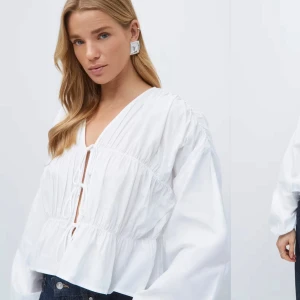 Vit blus med knytning framtill - Jättesöt blus från Gina, knappt använd🤍