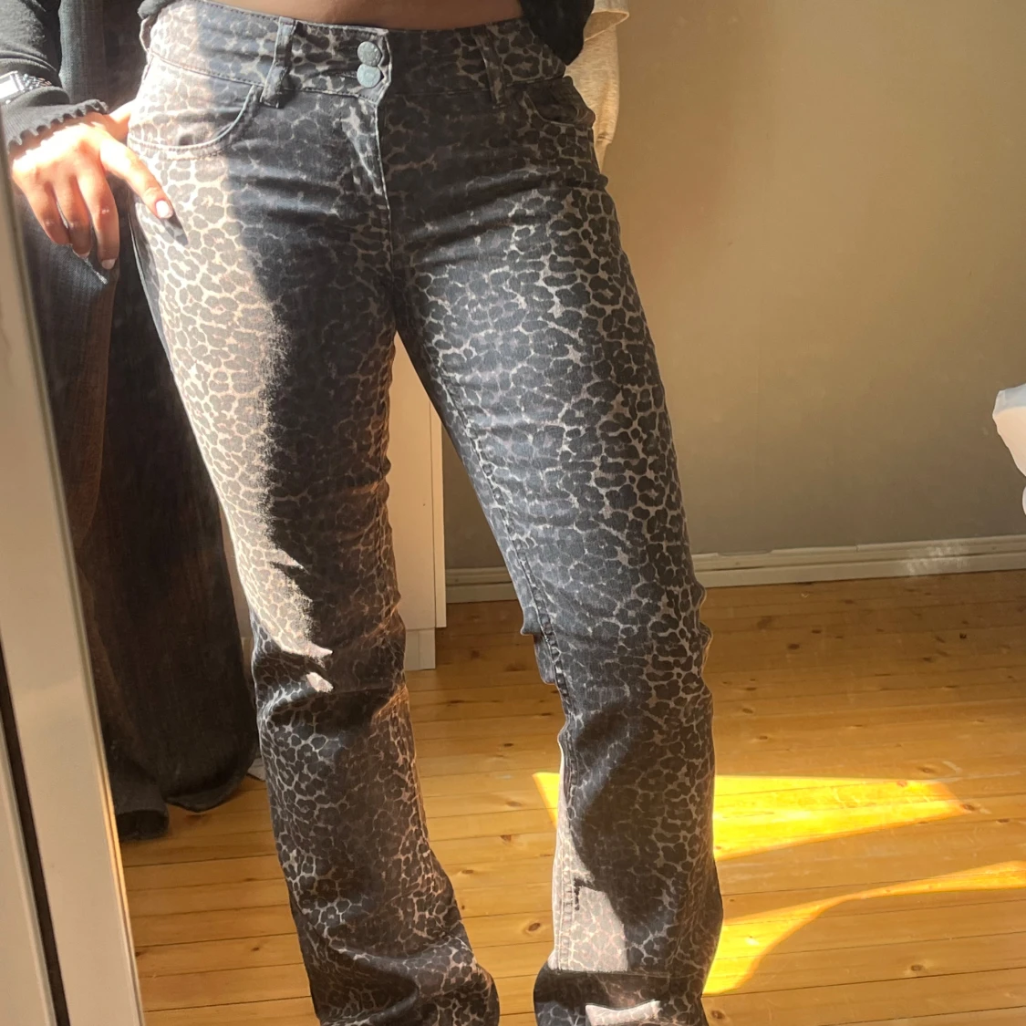 Grå leopardmönstrade bootcut jeans - 1