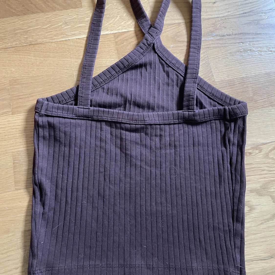 Brun ribbad linnetopp från Gina Tricot - 1