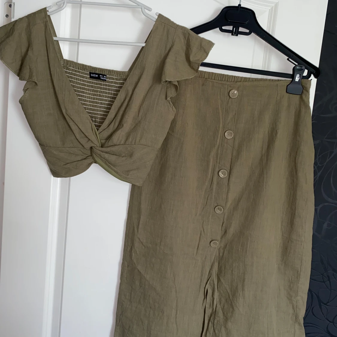 Olivgrön croppad topp med matchande kjol  - 2