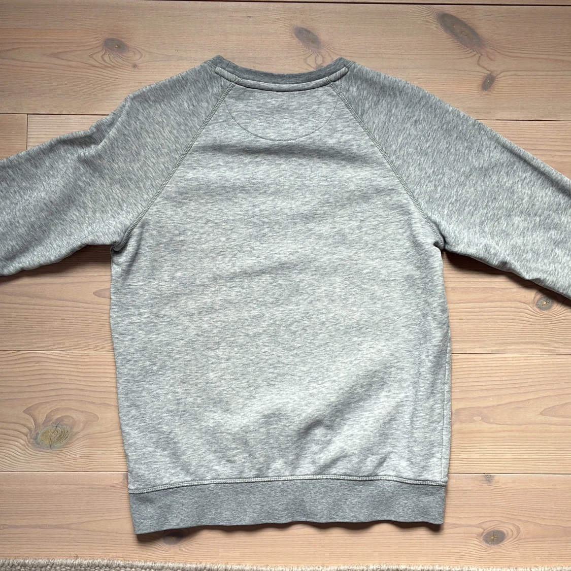 Grå sweatshirt från GANT med tryck - 1