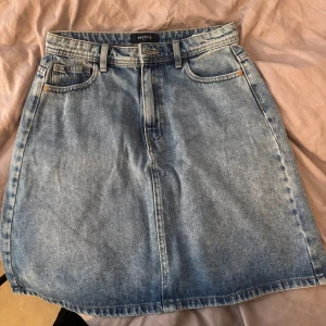 Blå jeanskjol från Pieces - Blå jeanskjol från pieces i storlek S, superfin & säljs pågrund av att den inte passar längre 😊