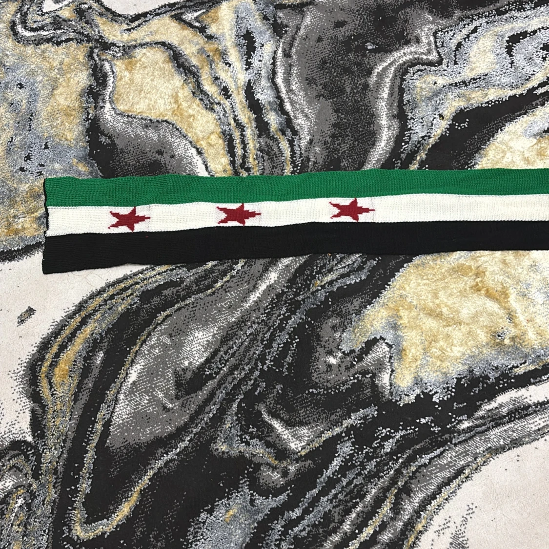 Grön-vit-svart halsduk med röda stjärnor - 3