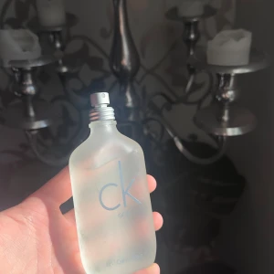Calvin klein parfym, CK ONE - 95/100ml kvar, luktar riktigt fräscht och gott och passar till alla tillfällen, jag har kvar lådan och har sparsamt förvarat den i svalt och mörkt klimat. Pris går alltid att diskutera.