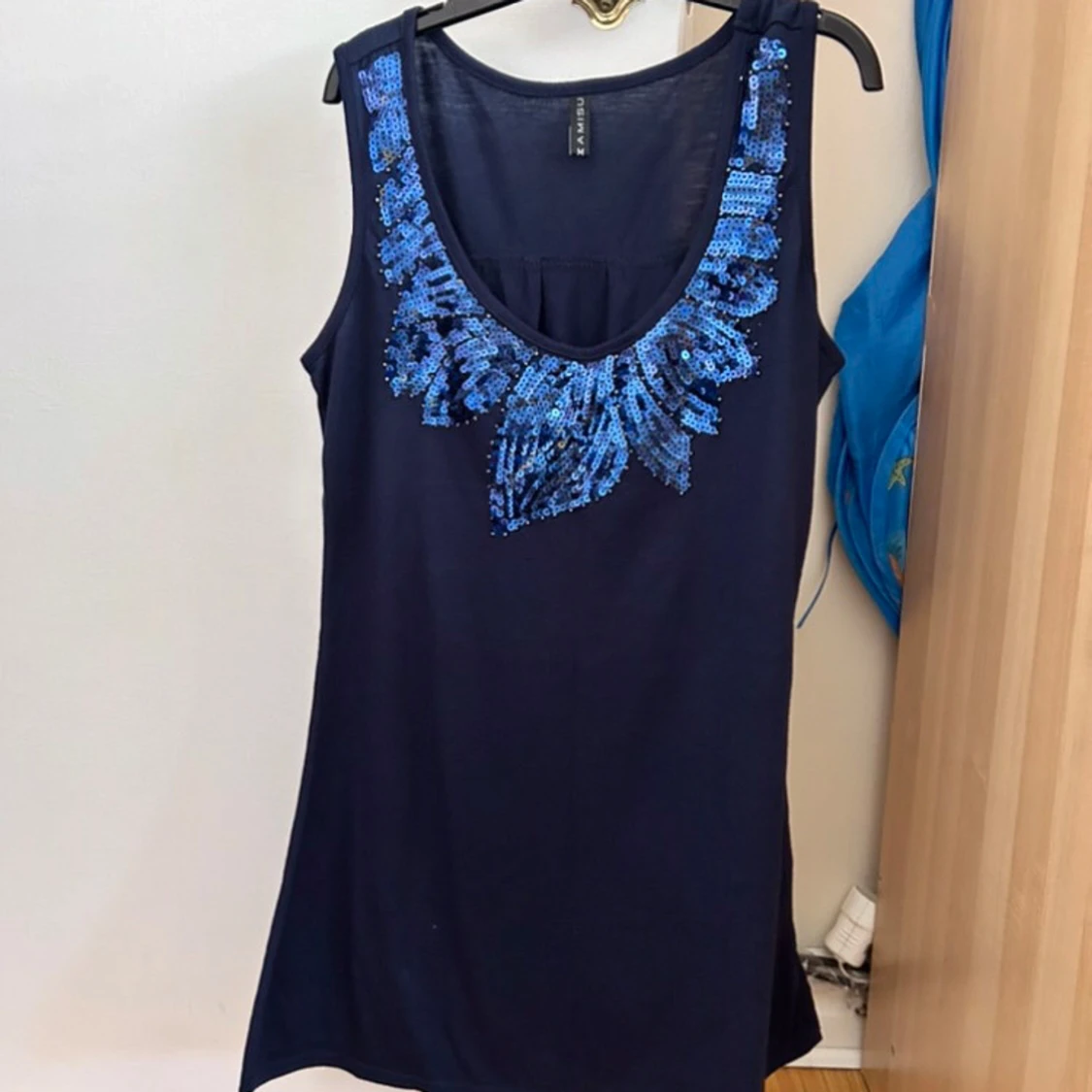 Mörkblå linnetopp med blå paljetter