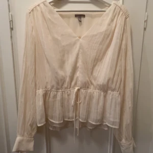 Cremevit blus - Supersöt vit/ beige blus:) Storlek L men visas på mig som är en XS/S🌸🌸