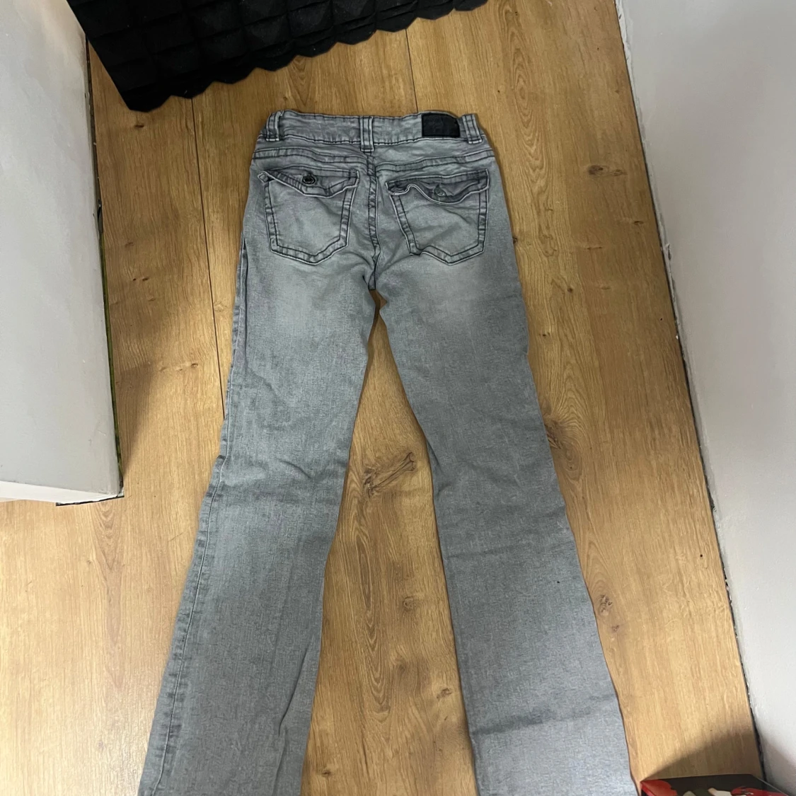 Grå bootcut jeans med fickdetaljer - 1