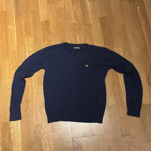  tröja Lyle & Scott - En mörkblå stickad tröja av märket Lyle&scott som passar till alla tillfällen. Skulle säga att den är som storlek S. Kan sänka pris vid snabb o smidig affär!