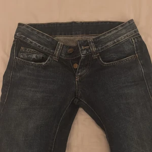 Mörkblå bootcut jeans från ATO - Snygga mörkblå jeans från ATO med bootcut passform och slitna detaljer. Låg midja och tydliga kontrastsömmar. Jeansen har en cool tvättad look.dem är tyvärr för små och vill egentligen bara bli av med dem skriv för frågor eller fler bilder💕