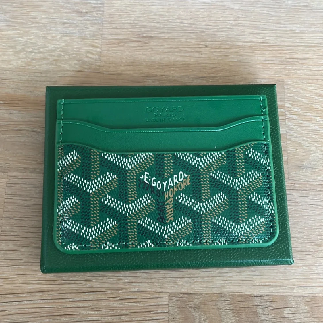 Grön g korthållare och grå cd armband  - 1