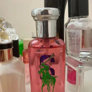 Ralph Lauren Big Pony 2 Pink Parfym 50 ml - Cool parfym från Ralph Lauren Big Pony Collection, nummer 2. Flaskan är rosa med en stor blå siffra och grönt polospelmotiv. Innehåller 50 ml och bara använt några gånger. Kan mötas upp i Stockholm om det önskas. 
