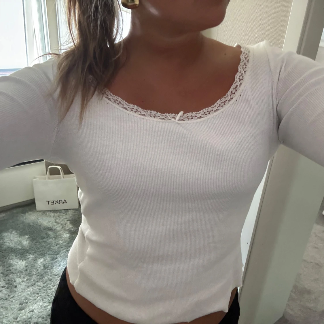 Vit ribbad långärmad topp med spets - 1