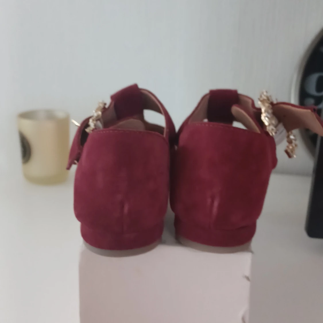 Vinröda mocka ballerinaskor med smyckesspänne - 2