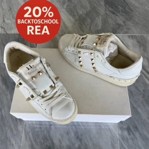 Valentino Rockstud skor  - REA! - Valentino Rockstud - Skick: Fint skick, tappat lite vit färg - Storlek 35, passar även 35,5 - Tillbehör: Valentino kort - Nypris: 6000kr - TrendWardrobe