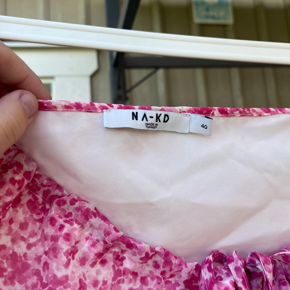 Rosa blommig blus från NA-KD - 1