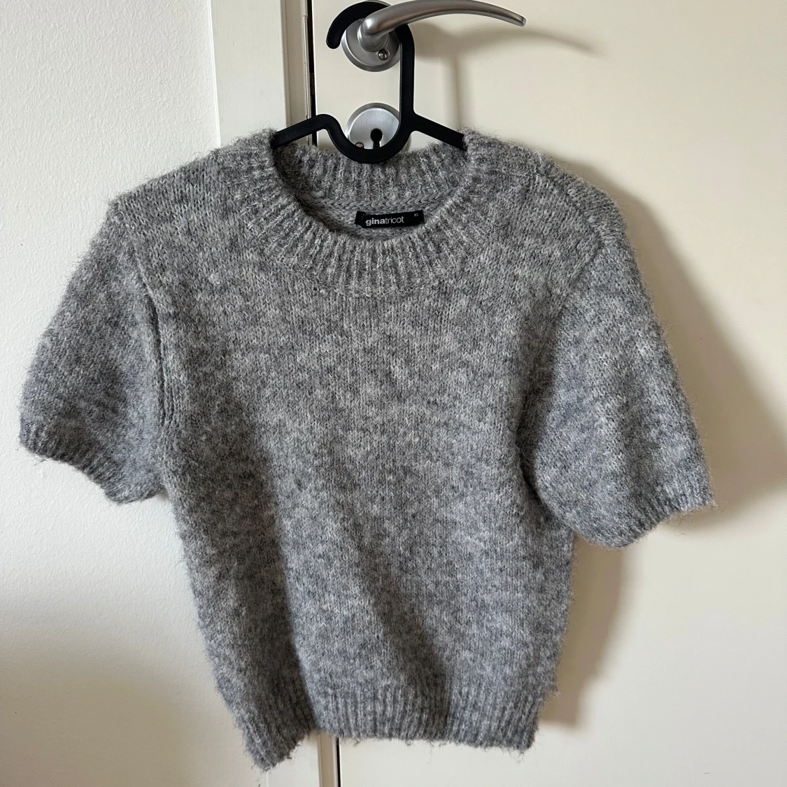 Grå stickad tröja