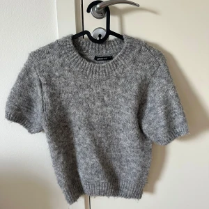 Grå stickad tröja - Jätte fin grå stickad tröja, knappast använd!!😻