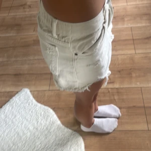 Vita jeansshorts med fransig kant - Jättesnygga low rise shorts från Zara! Storlek 164. Inga defekter och aldrig använda. De är för små för mig! ❤️pris kan diskuteras 