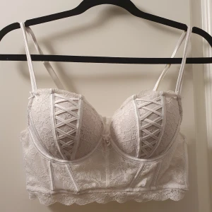 Vit bralette - Supersnygg vit bralett med spetsdetaljer 🌸