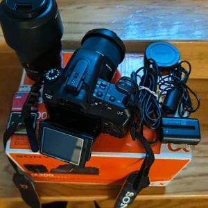 Sony alpha  α300 - Hej, jag säljer en APS-C Sony a300 A-mount kamera. Den är i perfekt skick med ett skärmskydd i glas. Den har tagit cirka 3 500 bilder och har använts sparsamt. Nu står den och samlar damm i en garderob. Hela setet innehåller två objektiv: Sony DT18-70mm F3.5-5.6 och Sony 75-300mm F4.5-5.6 zoom. Det är ett utmärkt set för nybörjare och mer avancerade fotoentusiaster. Jag inkluderar också ett 4 GB Sony Compact Flash-kort och en CF till SD XC-adapter. Den levereras med originalkartongen…….