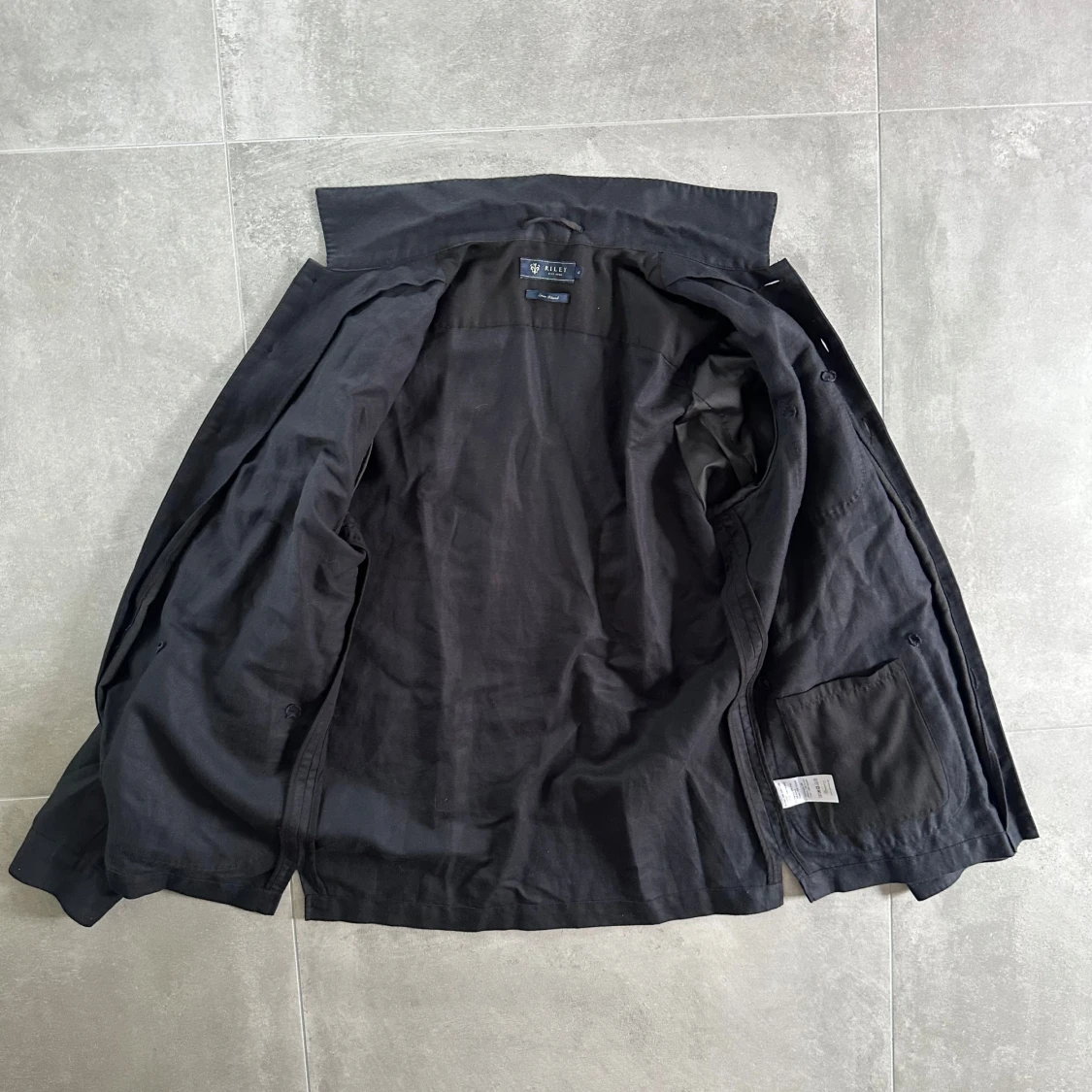 Svart overshirt från Riley i linneblandning - 1