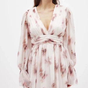 Blommig kortklänning NA-KD - Superfin kortklänning i ljusrosa och beige toner med blommigt mönster från NA-KD. Med nypris på 499kr. Har bara använt ett fåtal gånger bland annat på midsommar, så det är i väldigt gott skick💘