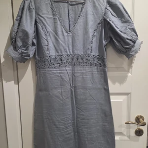 Röd ribbad kortklänning med rund hals - Enkel och snygg röd kortklänning med rundad urringning och korta ärmar. Klänningen är ribbad och har en figurnära passform, perfekt för dig som gillar en stilren look med färg.