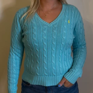 Turkos Ralph Lauren v-ringad kabelstickad damtröja  - En jättefin turkos v-ringad kabelstickad tröja från Ralph lauren  | storlek S | tillverkad i | skick 10/10 använd några gånger bara | skriv vid frågor!