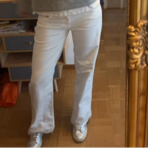 Vita Wide leg jeans med låg midja - Jätte fina jeans men tyvärr lite för korta för mig. Dom är uppsprättade längst ner men inget som ser dåligt ut. Använda 3 gånger. Står ingen storlek men skulle säga dom sitter som en 38. Midjemått ca 40cm rakt över. Innerbenslängd 75 cm. 
