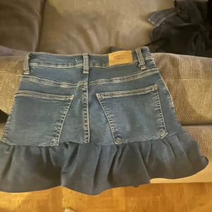 Jeanskjol med volang - Egen sydd kjol med volanger av ett par jeans från gina trico, storlek xs, 34