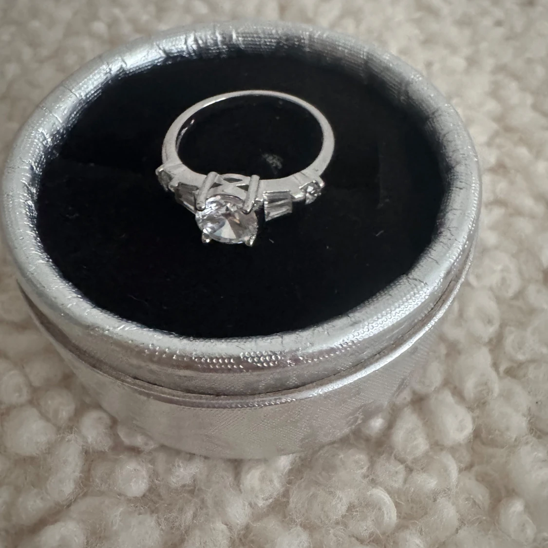 Ny ring med glittrande sten - 1