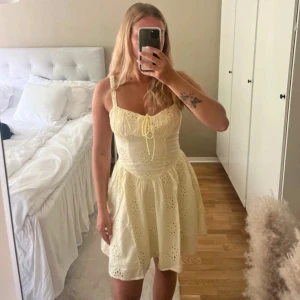 Gul sommarklänning  - Helt ny med lappen kvar  Slutsåld på hemsidan  Går att reglera snöret ibak beroende hur tight man vill ha den i midjan  Nypris 599:-