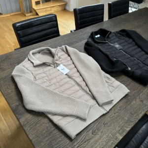 Beige cardigan jacka från Leon Marcel - beige cardigan jacka från Leon Marcel, skulle säga att storleken är lite större än M