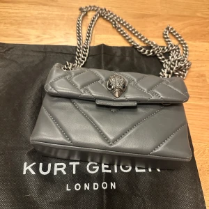 Handväska Kurt Geiger - Köpt på vinted, kan inte garantera att den är äkta då jag köpt second hand. Köpt för 800kr men använd en gång av mig därav priset. Lilla modellen. 🥰