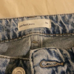 Perfekt ljusblå Bootcut jeans, stl 34 - Säljer ett par ljusblå jeans från Perfect Jeans i klassisk bootcut modell. Jeansen har en snygg tvättad look och är tillverkade i slitstarkt denim. Perfekta för dig som gillar en enkel och tidlös stil. Low waisted!
