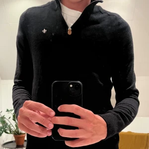 Helt ny svart merinoullströja från Morris -  Säljer en ny tröja från Morris – använd endast en gång, men tyvärr tvättad fel så den inte passar längre. Fortfarande i toppskick, inga fläckar eller slitage!   Klassisk och stilren Morris-design  Tvättad en gång – har krympt något, så perfekt för dig som har storlek S 💰 Nypris: 1 700 kr   Först till kvarn – skicka DM vid intresse eller om du vill se fler bilder!